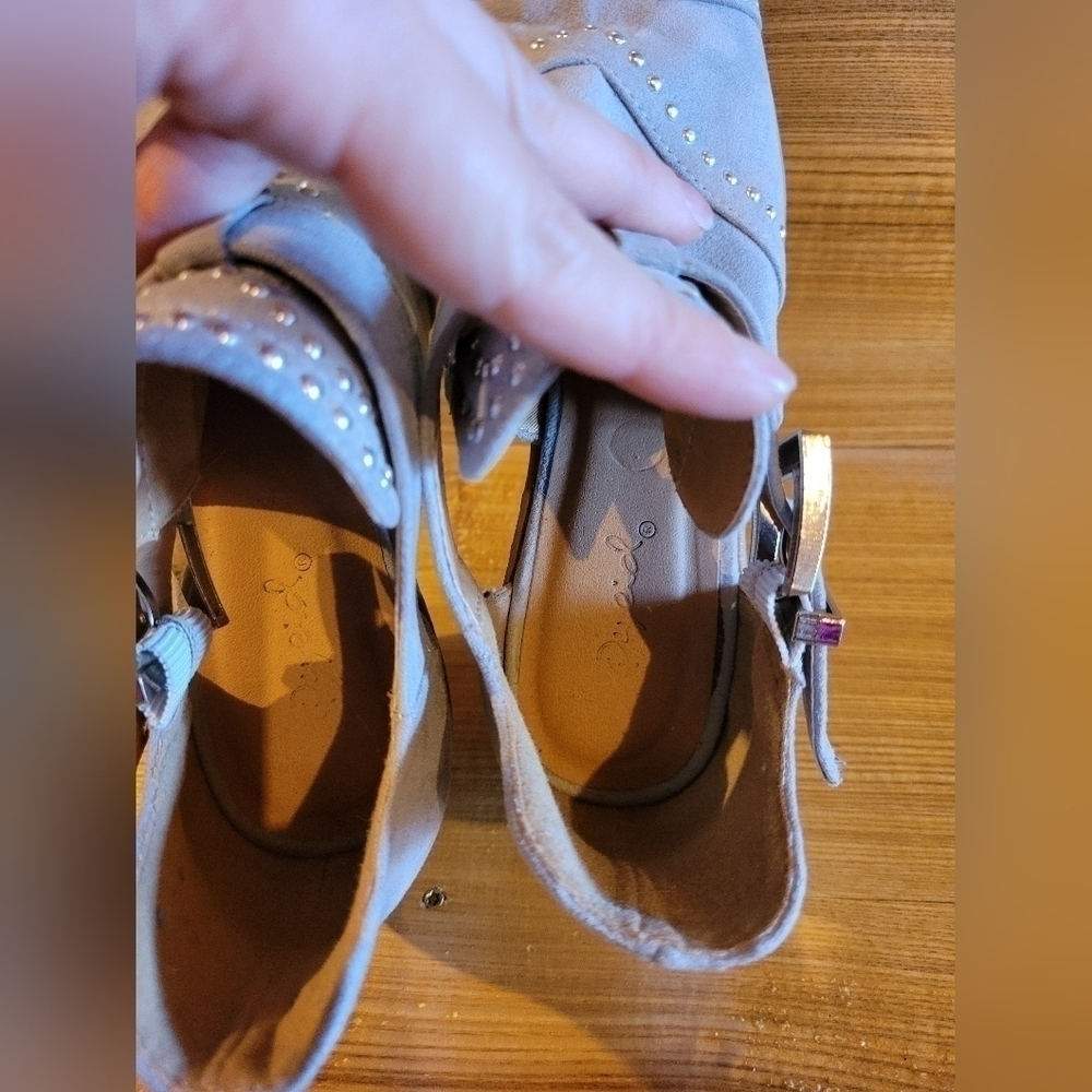 Qupid light grey riveted detail buckle bootie 5.5 - Picture 5 of 6